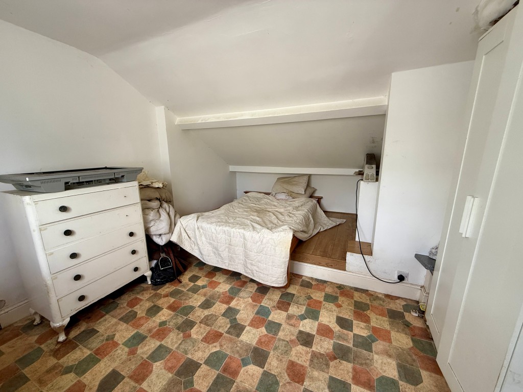 Lot: 80 - EQUESTRIAN FACILITY - INDOOR MANÈGE, STABLES, PADDOCKS AND ACCOMMODATION - Flat two - Bedroom